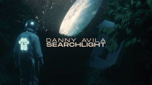 Danny Ávila se derrite en 'Searchlight' uno de sus trabajos más entrañables hasta la fecha.