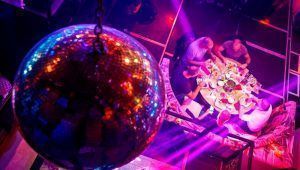 Discoteca con mesa