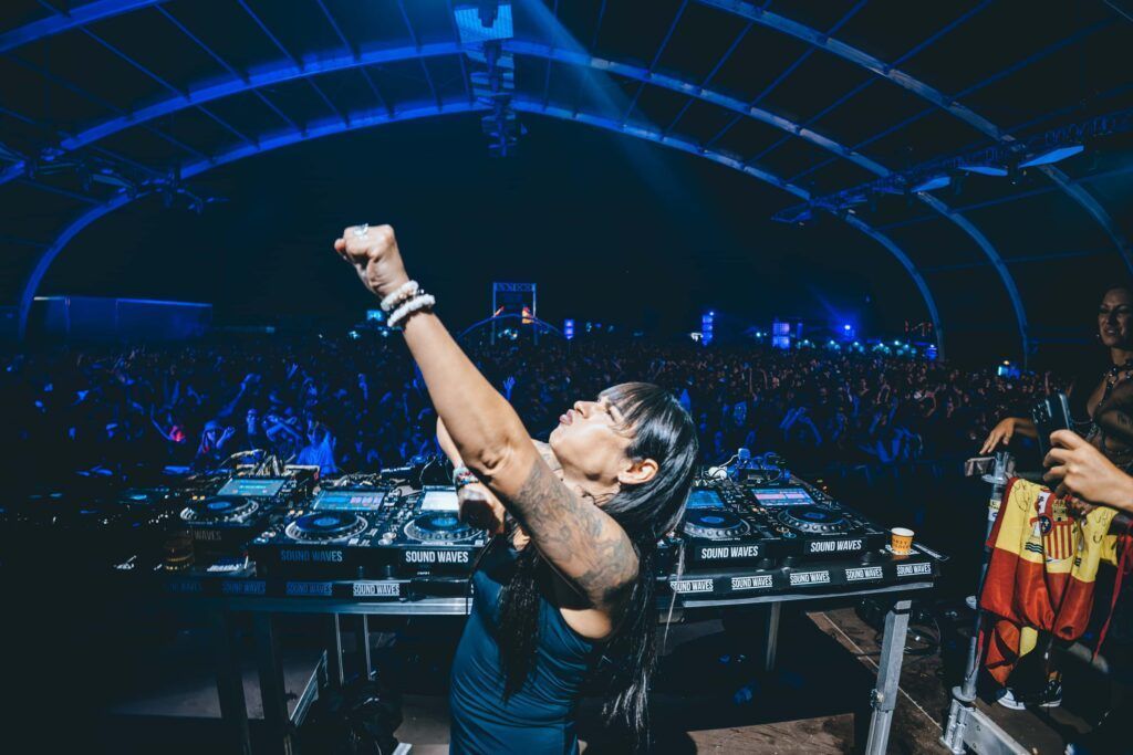 Fatima Hajji at Festival Sound Waves 2025 (Photo by @martasantosvisuals)