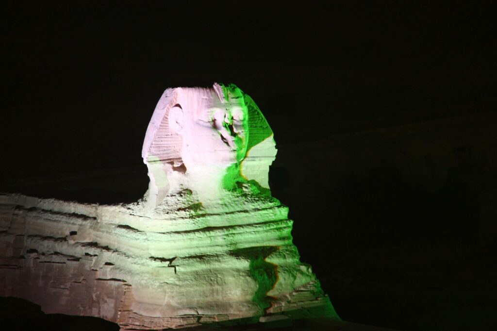 La Gran Pirámide de Giza iluminada durante la noche, escenario del Starlight Festival