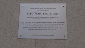Representación de tecnología de audio con IA y ondas de sonido, ilustrando la valoración de ElevenLabs frente a Suno