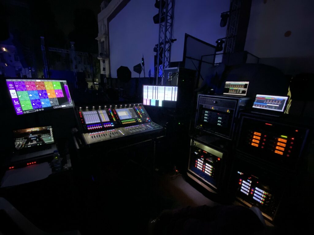 Mazo de juez sobre una mesa junto a documentos, símbolo de los litigios por copyright en la música generada con IA