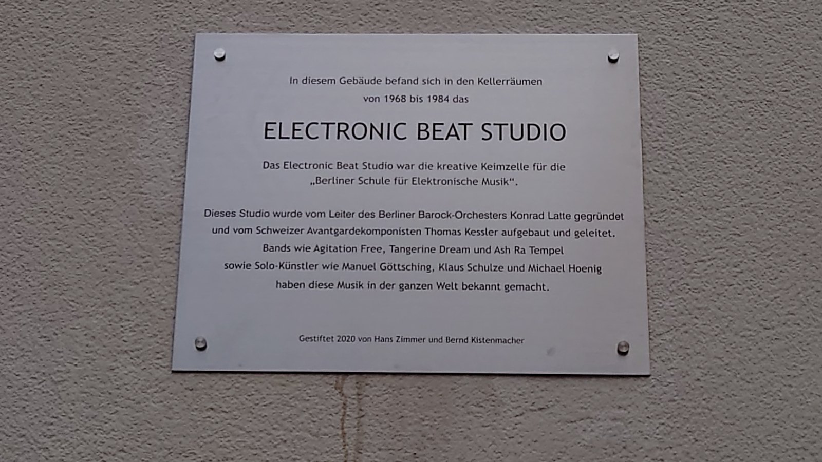 Estudio de música con inteligencia artificial: pantalla con software de producción y ondas de audio