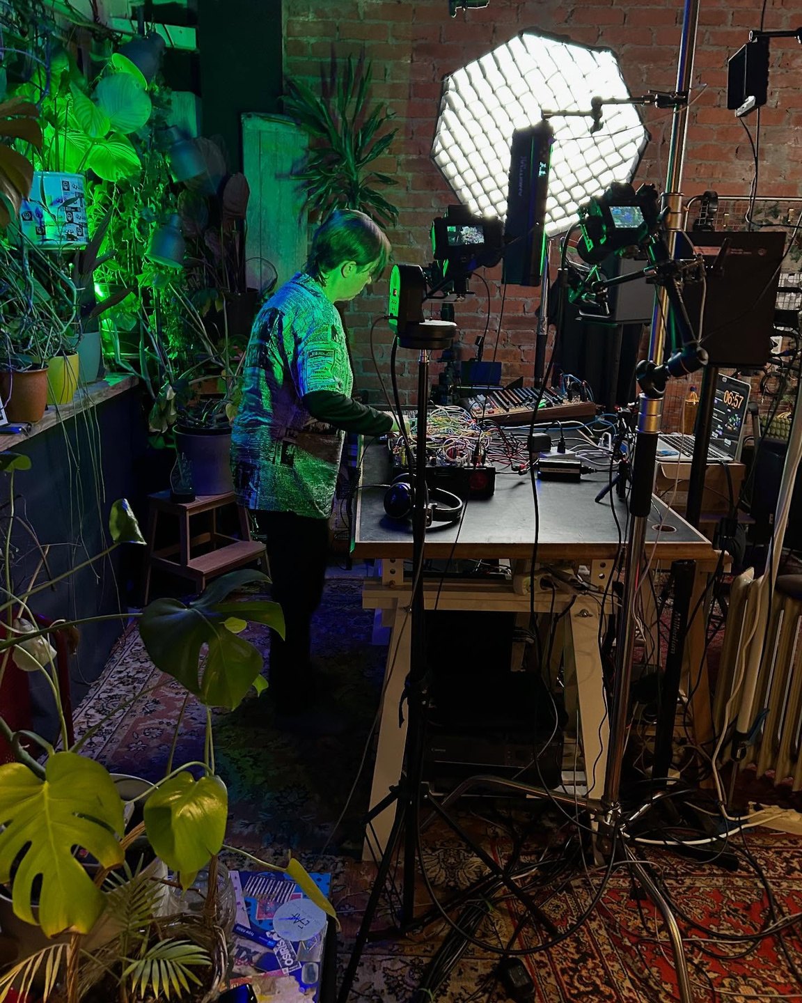 Caro Arroba en su estudio, de pie ante su sistema de síntesis modular
